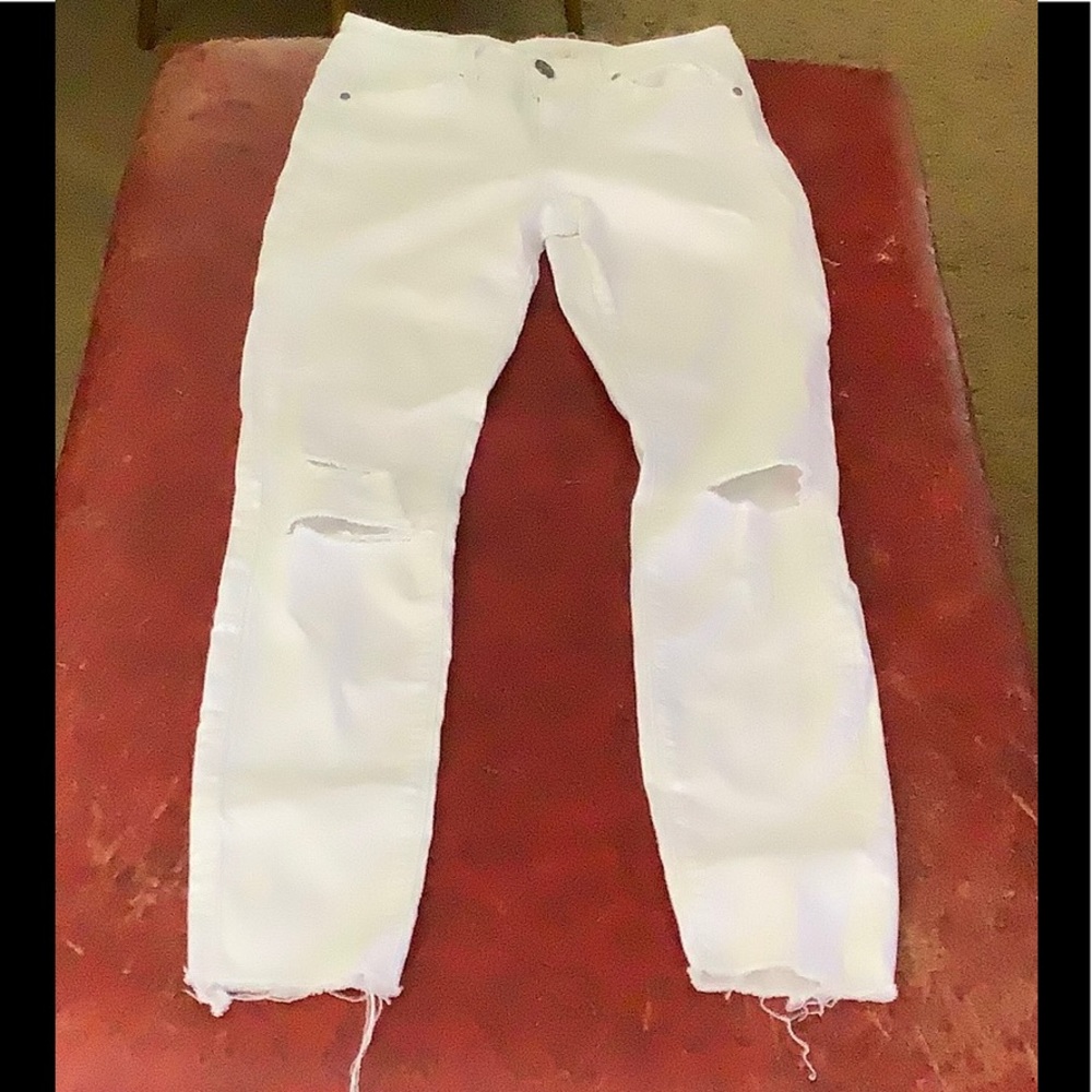 Unpublished white denim. Stretch. Size 25. Distressed front frayed hem